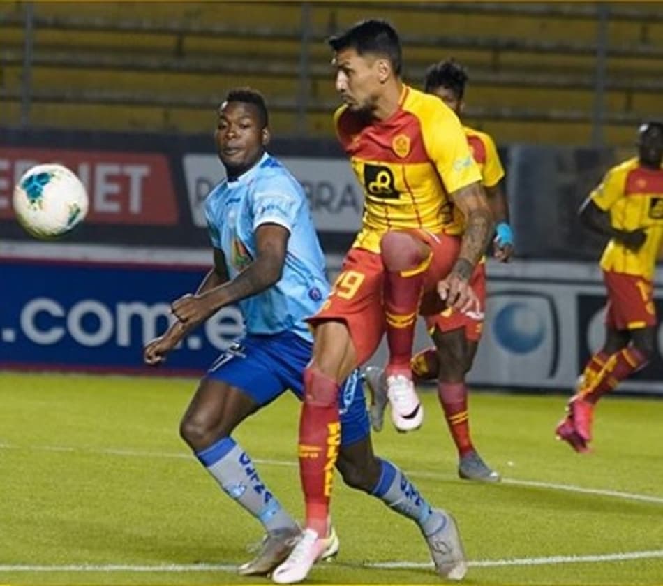 Atleta recebe multa financeira pesada por beijar a bola em liga da América