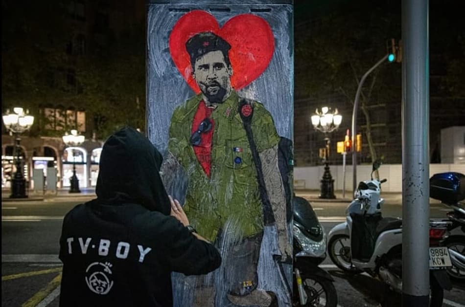 Messi é homenageado por artista de rua na Catalunha em tom de despedida