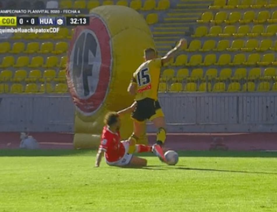 Imagem forte! Ex-Vasco leva entrada dura do rival e machuca o tornozelo
