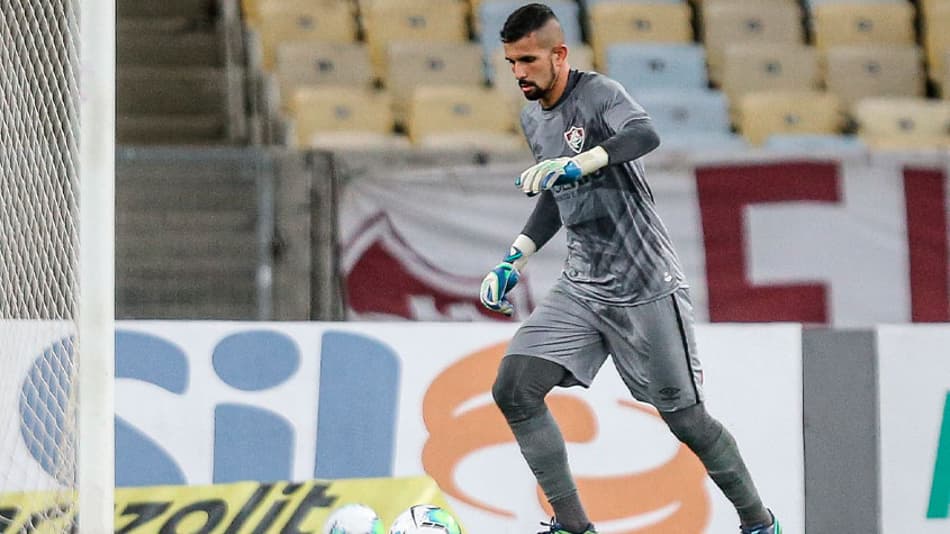 Simplicidade e vivência: os trunfos de Marcos Felipe para se impor na meta do Fluminense diante do Athletico-PR