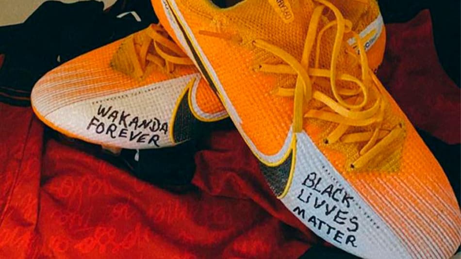 Gabigol homenageia ator de Pantera Negra e estampa na chuteira: ‘Vidas negras importam’