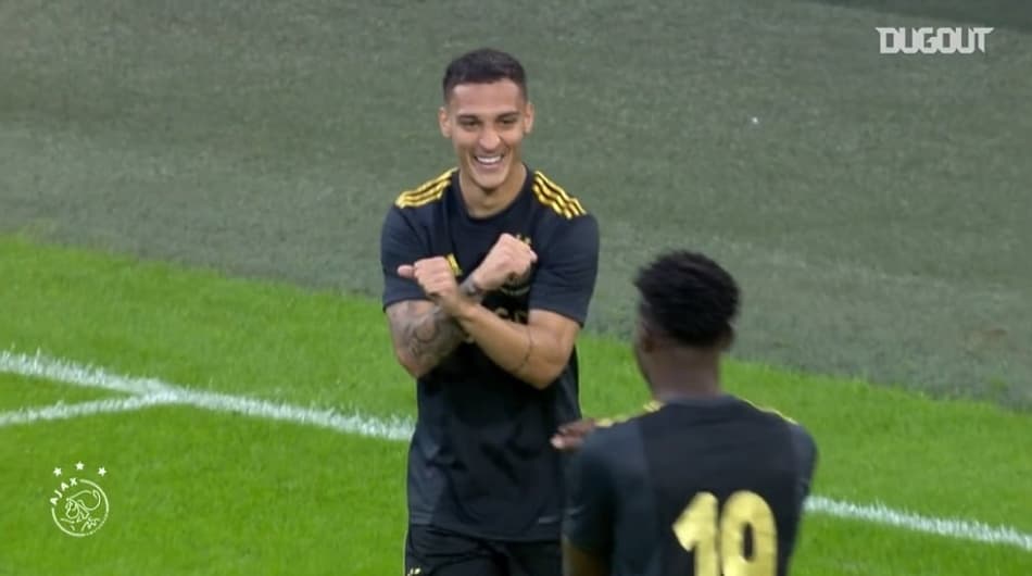 VÍDEO: Antony segue brilhando pelo Ajax e dá assistência de calcanhar