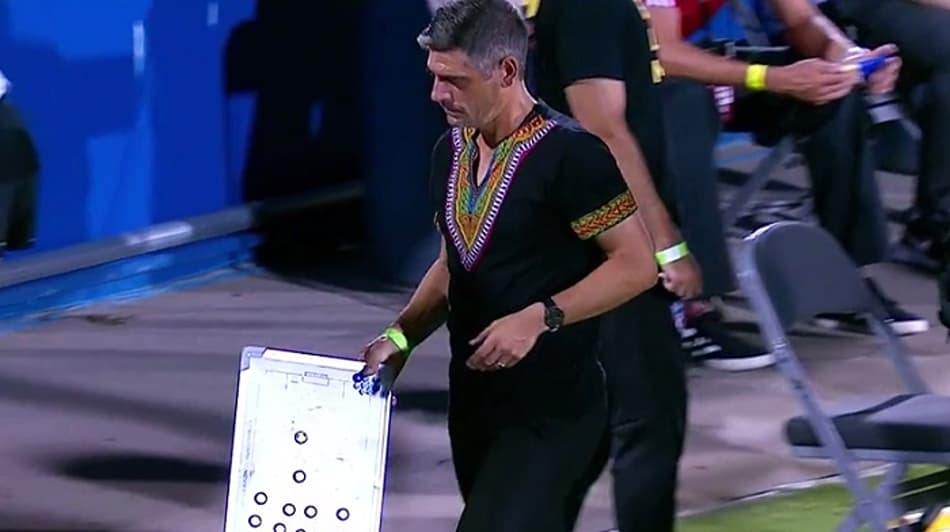 Técnico da MLS usa camiseta em homenagem a Chadwick Boseman