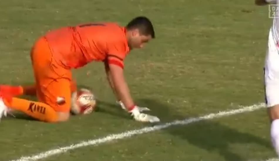 VÍDEO: Goleiro do Ituano tropeça, cai e deixa a bola para o adversário marcar; assista!
