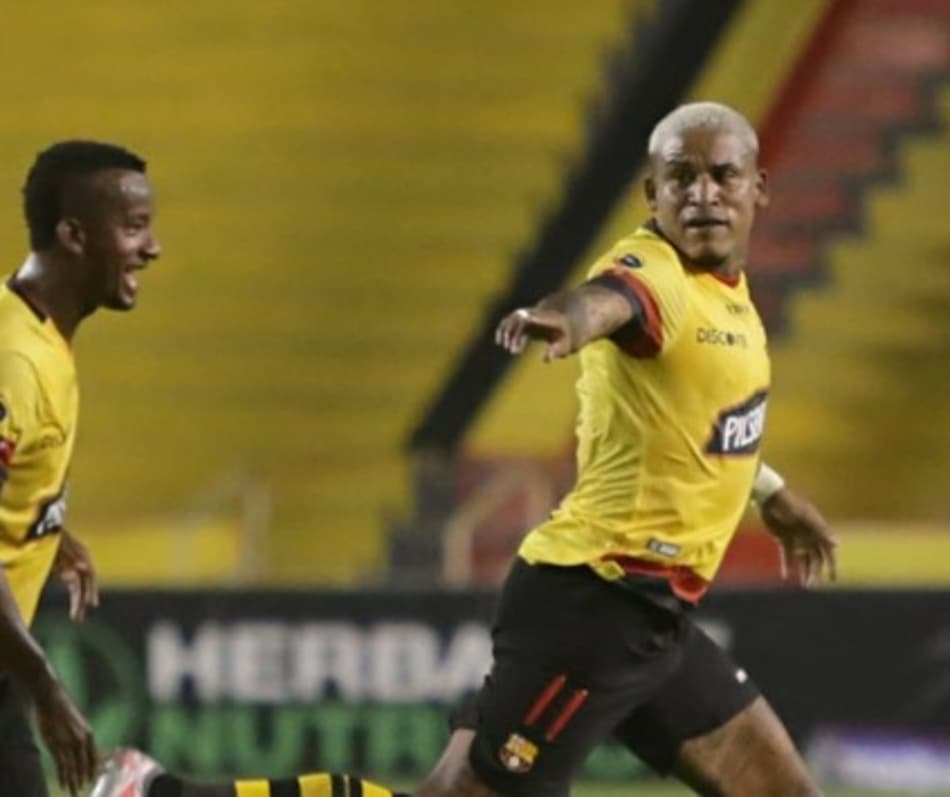 Ex-Grêmio marca um lindo gol de falta por rival do Fla na Liberta; Veja