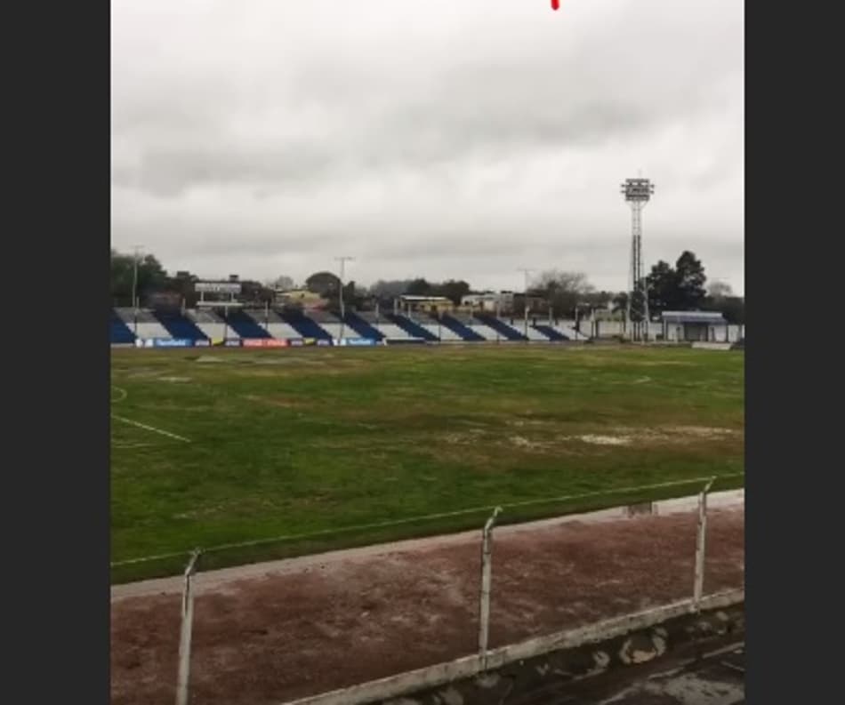 Polo aquático? Jogo é cancelado por conta de gramado alagado