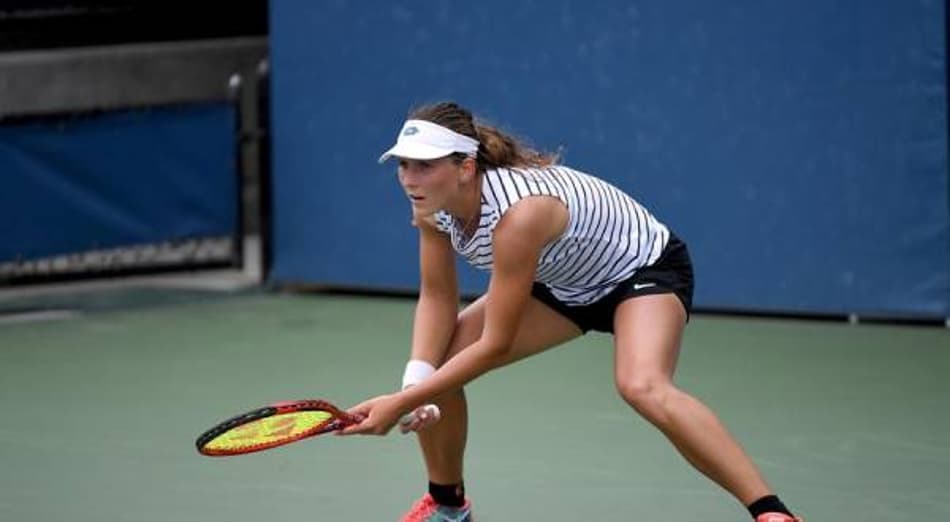 Varvara Gracheva aguarda o saque de Kristina Mladenovic no US Open