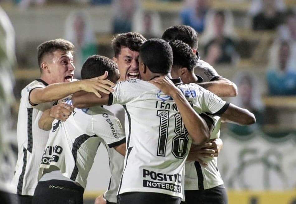 Avelar marca no fim e Corinthians arranca vitória diante do Goiás