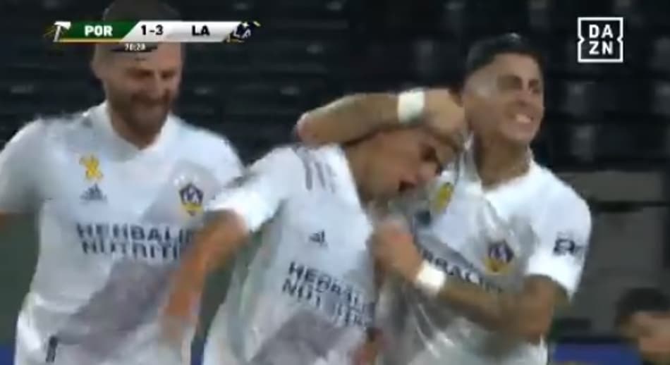 VÍDEO: Meia do LA Galaxy acerta chute espetacular no ângulo; assista!