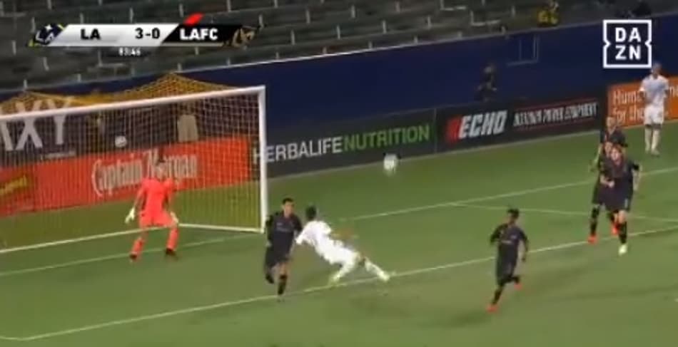 VÍDEO: Atacante do LA Galaxy brilha com golaço de voleio; assista!
