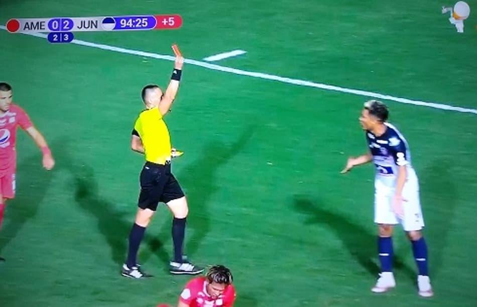 Expulsão bizarra de Teo Gutiérrez é notícia na Argentina e em Portugal