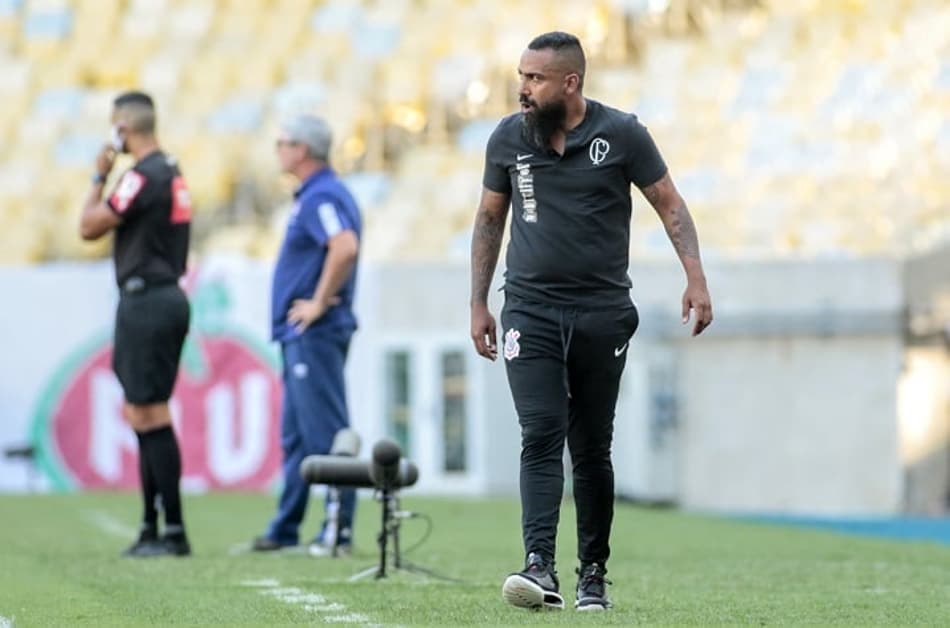 Coelho busca resgatar confiança do Corinthians e evita falar em reforços