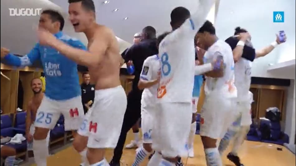 Veja bastidores da festa no vestiário do Marseille após vitória sobre o PSG