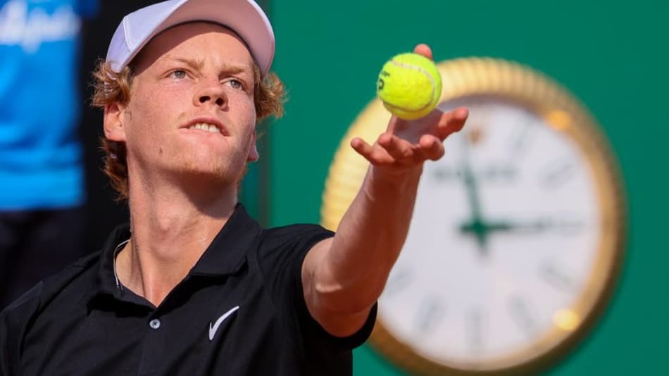 Jannik Sinner saca diante de Stefanos Tsitsipas em Roma