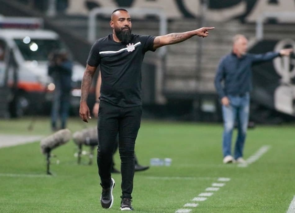 Coelho fala da entrada de jovens no Corinthians e afirma: ‘Eu jogo junto’