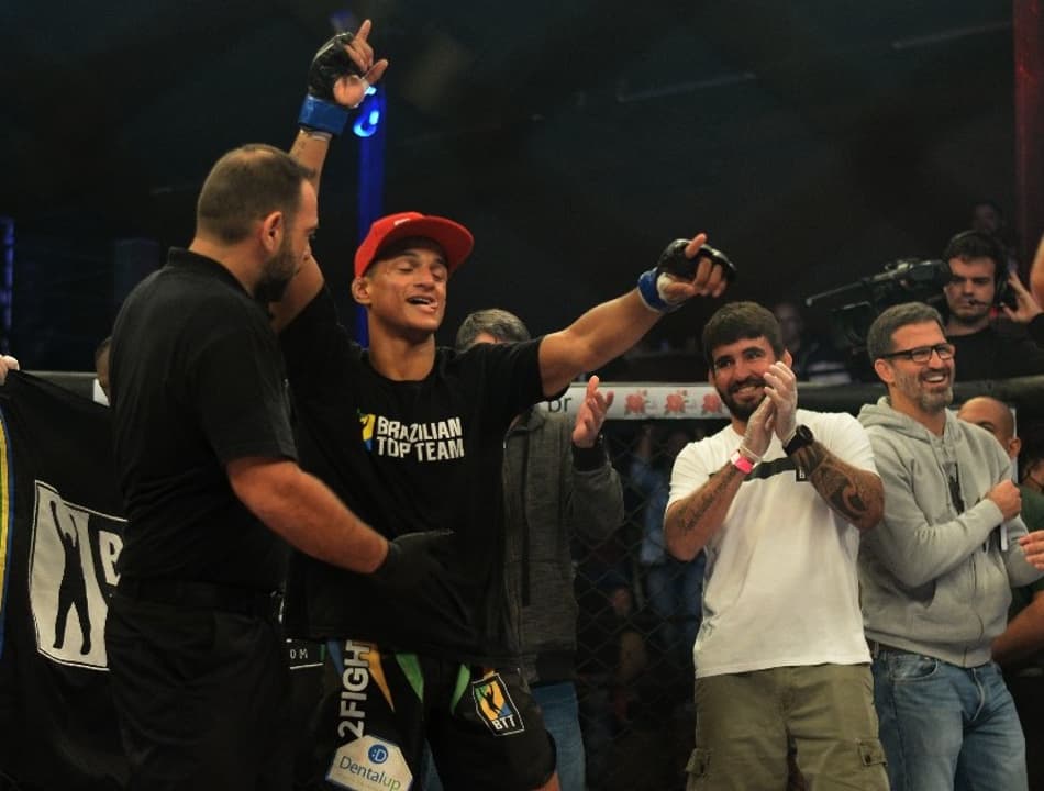 Marcos Paulo “Vuvuzela” comemora vitória no Shooto ao lado de Vitor Pimenta e Murilo Bustamante (Foto: Deive Coutinho)