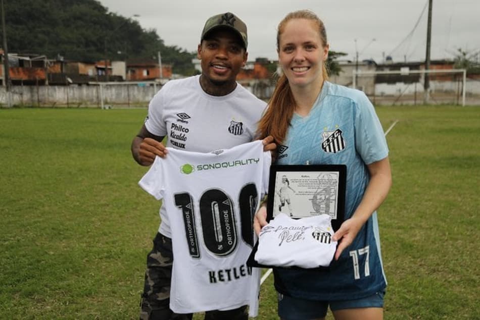 Com surpresa de Marinho e camisa de Pelé, Ketlen é homenageada após gol 100 pelo Santos