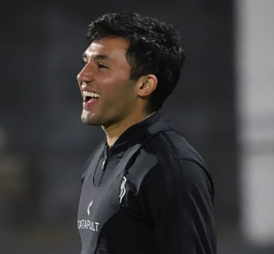 Com passagem pelo Milan, atacante rescinde com rival do Santos na Liberta