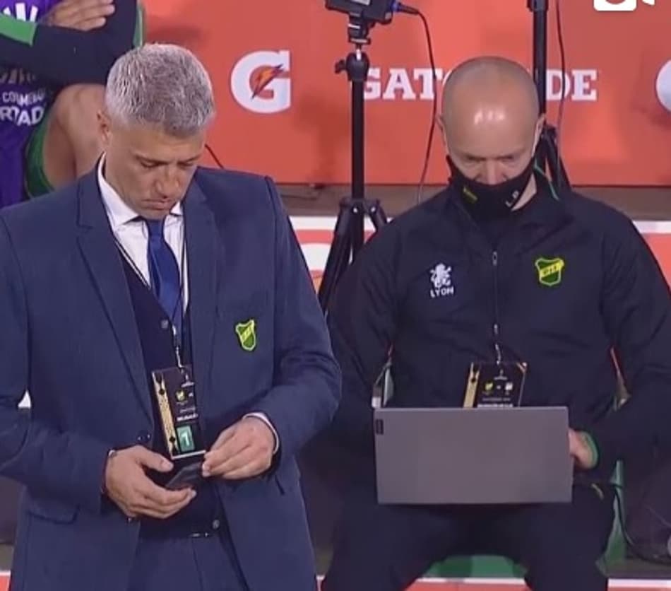 Só no contatinho! Técnico é pego no celular durante jogo da Liberta; Veja