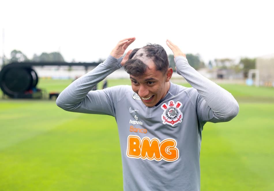 Coelho comanda treino tático, e jovens vindos da base recebem trote