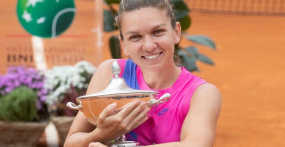 Halep conta com abandono de Pliskova e ergue o título em Roma