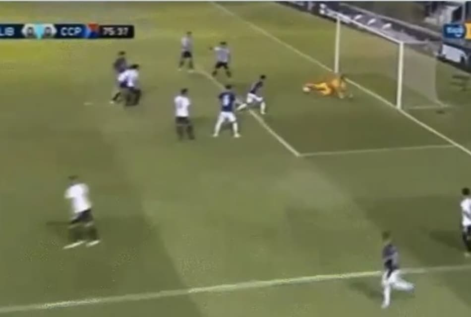 Deivid é você? Jogador perde gol histórico e adia título na América; Assista