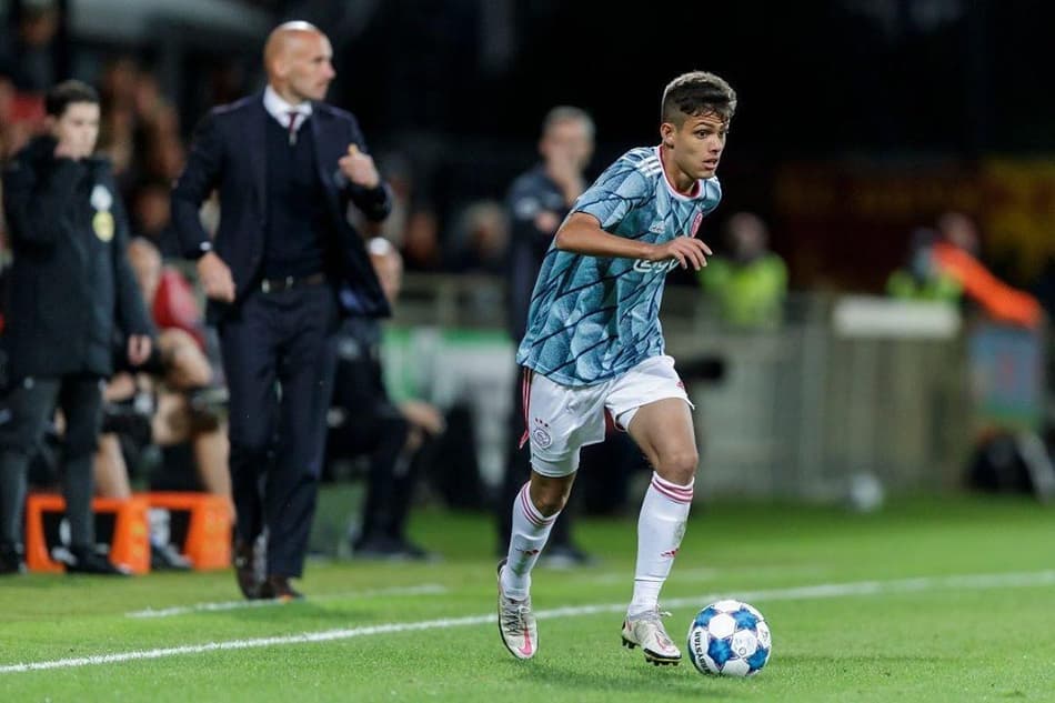 Giovanni Manson mostra confiança em evolução no Ajax: 'Vou evoluir bastante tecnicamente'