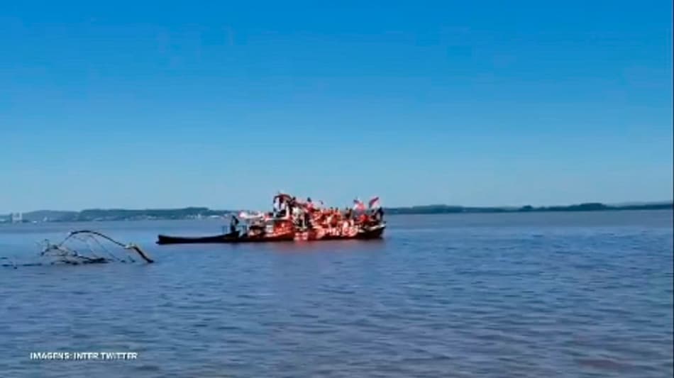 VÍDEO: De barco! Torcedores do Inter apoiam time de dentro do Guaíba
