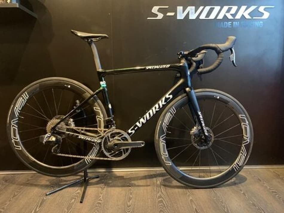 emelhante à bike utilizada por Sam Bennett, vencedor da camisa verde, a Tarmac SL6 é uma edição especial do Peter Sagan, muito indicada para grandes escaladas