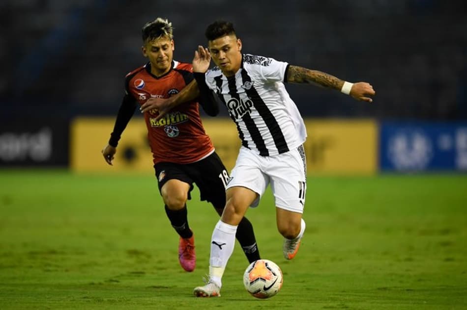 Caracas surpreende o Libertad e esquenta briga pela classificação na Libertadores