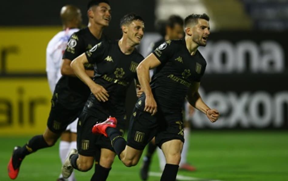 Com dois gols no fim do jogo, Racing derrota o Alianza Lima