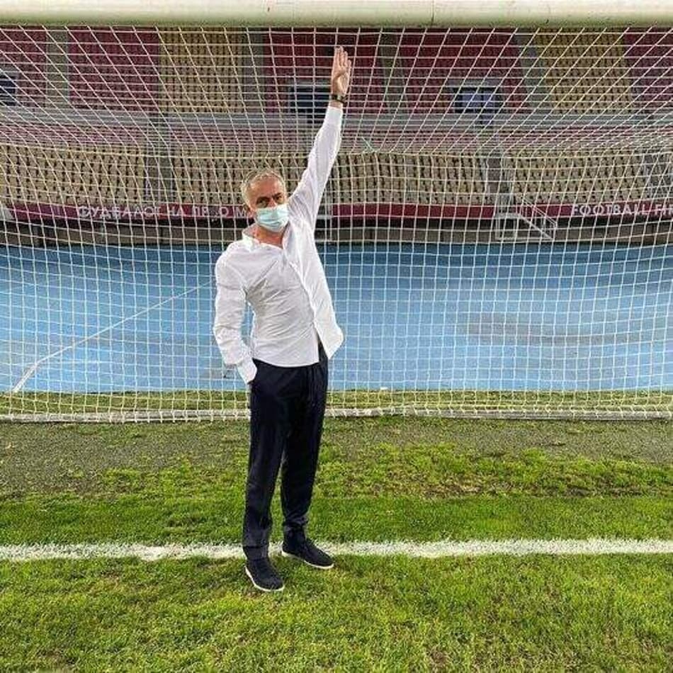 Mourinho vive situação inusitada em jogo da Liga Europa: 'Os gols estavam menores'; veja o vídeo