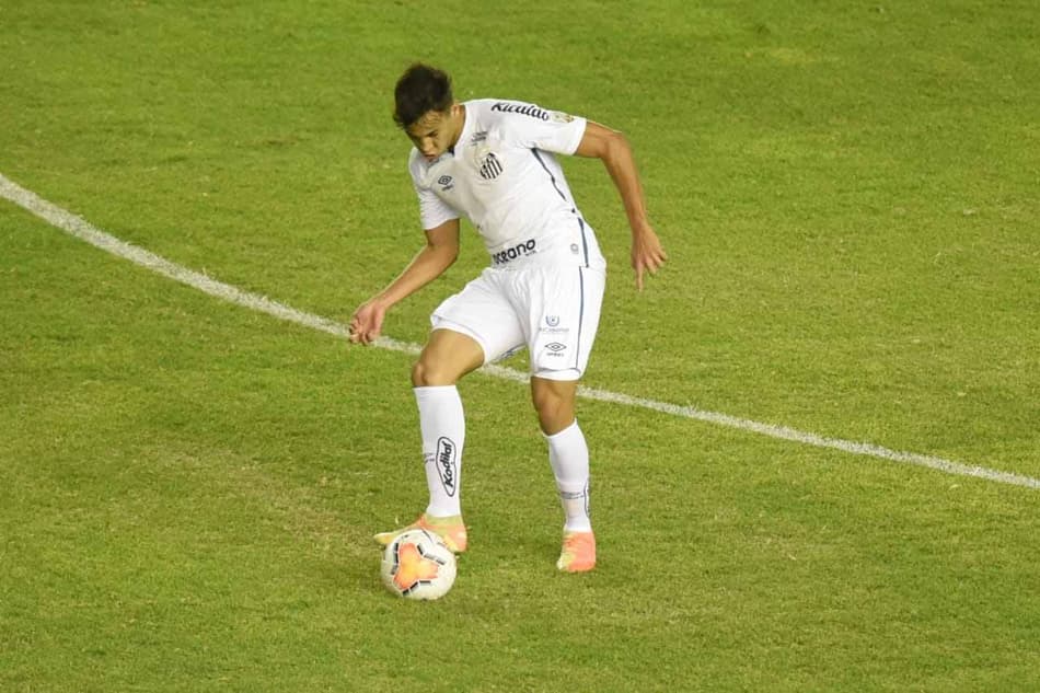 Kaio Jorge, do Santos, tem versatilidade elogiada por Cuca: ‘Sabe fazer um 8 ou 10’