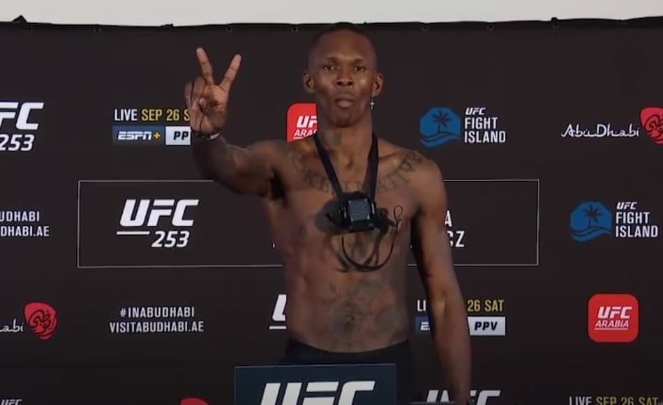 Adesanya é o favorito no site Betboo para manter o título neste sábado (Foto: Reprodução/YouTube/UFC)