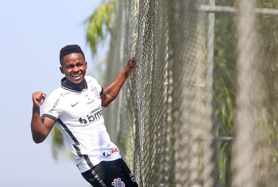 Apresentado no Corinthians, Cazares pede: ‘Me cobrem dentro de campo’