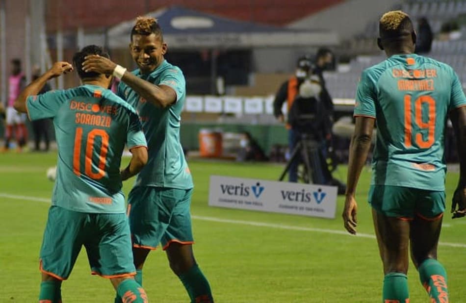 LDU goleia e fica a um empate de título no Equador