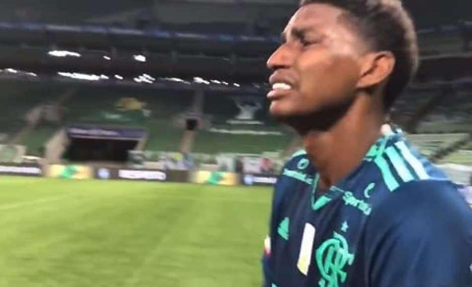 Hugo Souza, após brilhar em estreia pelo Flamengo, se emociona: ‘Primeira vez sem meu pai’