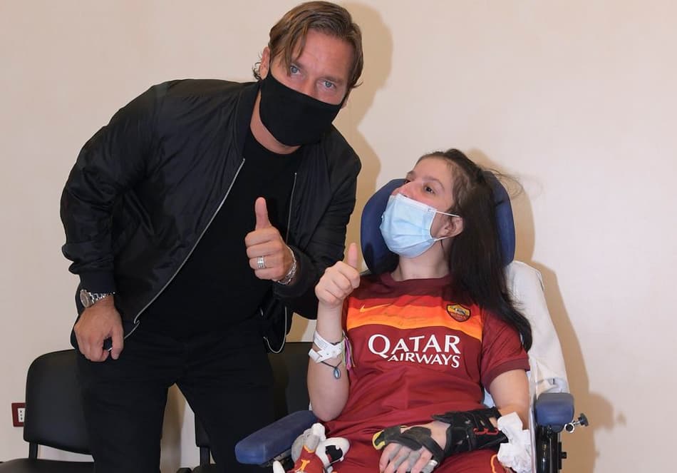 Totti visita jovem que despertou de coma após ouvir voz do ídolo
