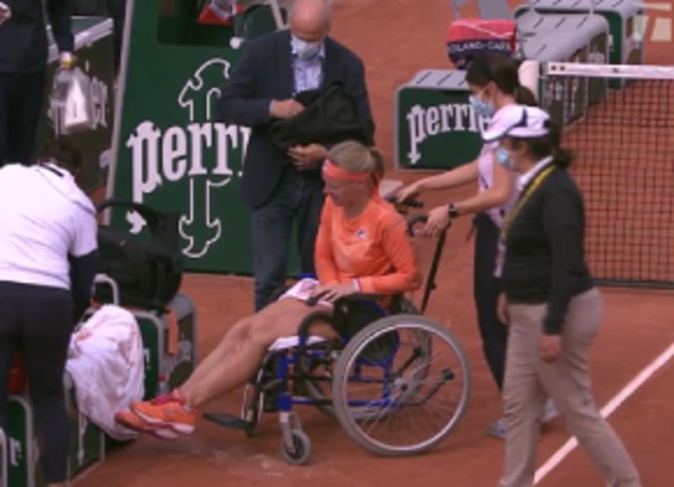 Bertens bate Errani em jogo dramático e deixa quadra de cadeira de rodas