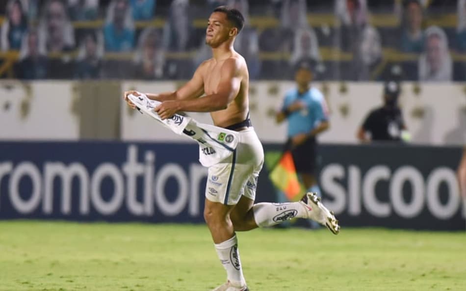M. Leonardo chama Cuca de paizão no Santos e oferece gol à família