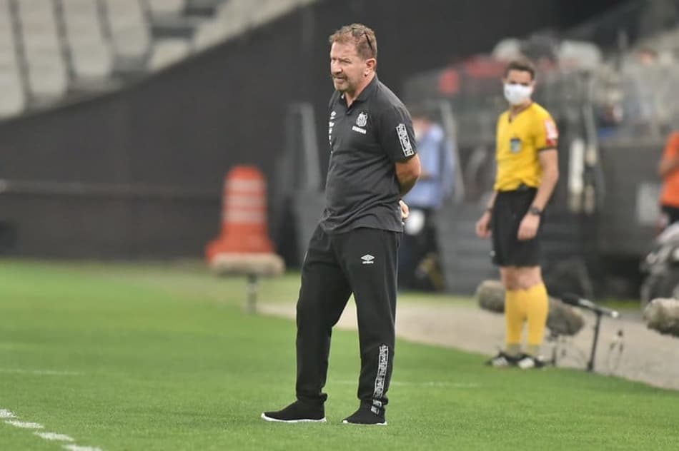 Cuquinha valoriza empate do Santos frente ao Corinthians: ‘Não é fácil’