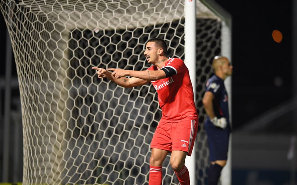 Galhardo brilha, Inter vence Bragantino e cola na liderança do Campeonato Brasileiro