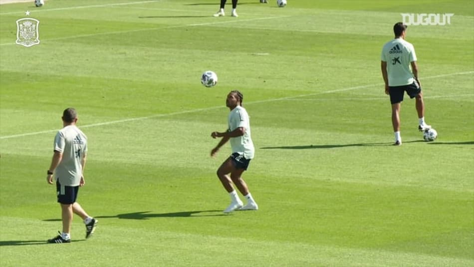VÍDEO: Ansu Fati e Traoré dão show de habilidade em treino da Espanha