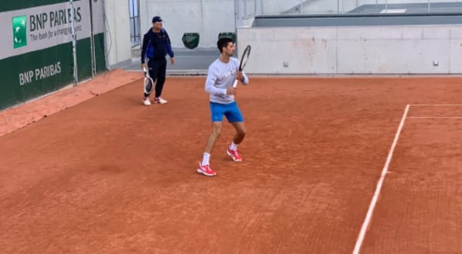 VÍDEO: Djokovic ganha sua 1ª raquete em seu aniversário de 4 anos