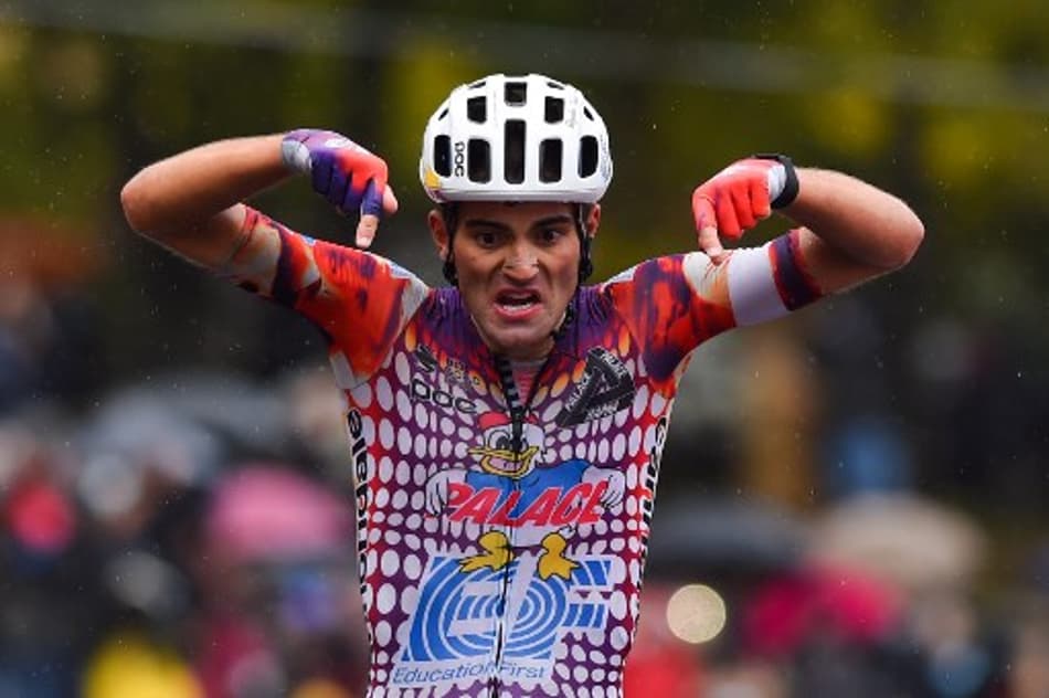 Português vence a etapa 9 do Giro da Itália e celebra ao estilo CR7