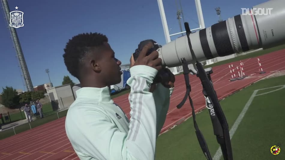 Ansu Fati vira fotógrafo na seleção da Espanha; veja o desempenho