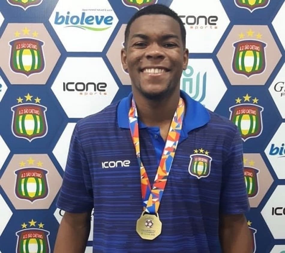 Jovem atacante celebra título da A2 do Paulistão com o São Caetano