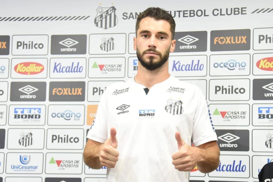 Zagueiro Laércio é apresentado no Santos: ‘Representa muito para mim’