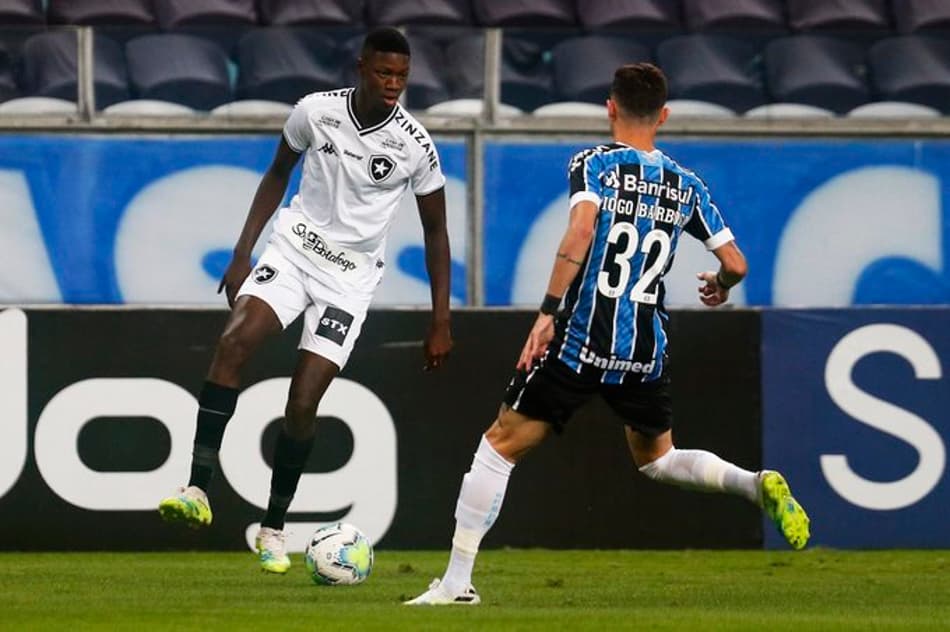 Pepê brilha, Grêmio vence Botafogo e se afasta do Z4 do Brasileirão