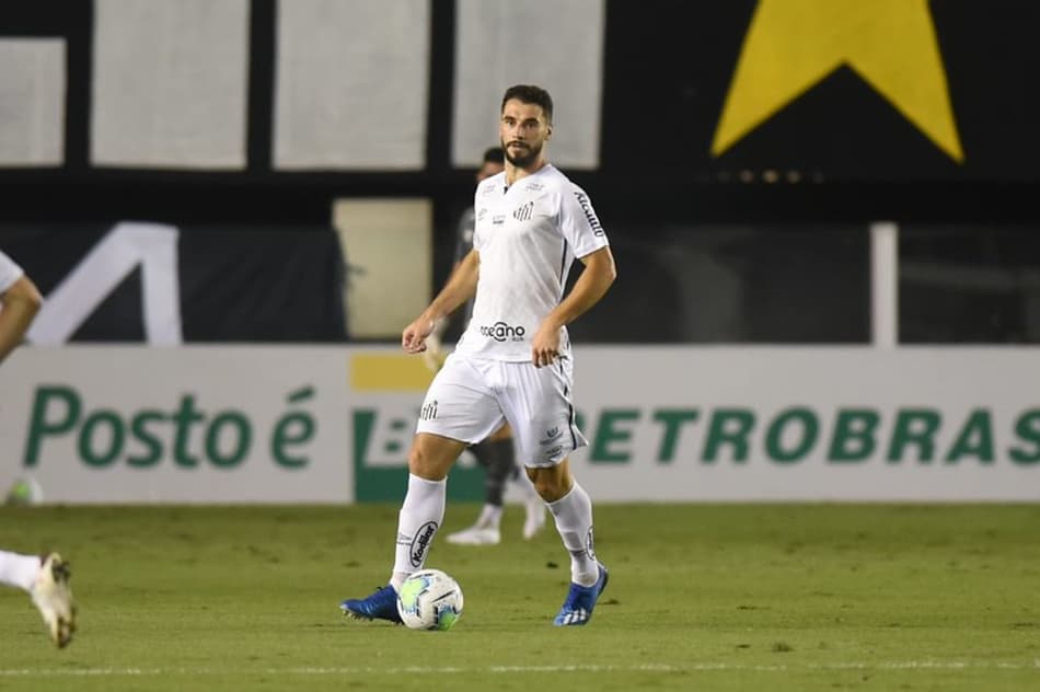 Cuca elogia estreia de Laércio pelo Santos e vê retorno de trio com pessimismo: ‘Preocupam’